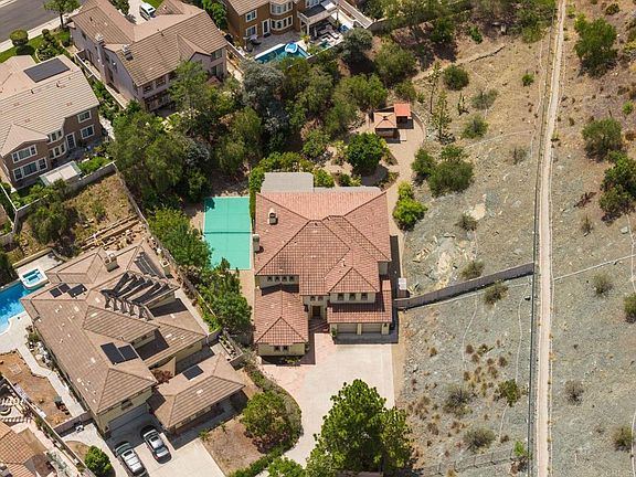 4th image of 813 Genoa Way