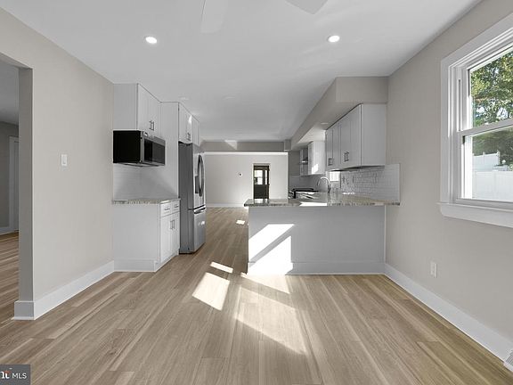 5th image of 116 W Ocean Ave