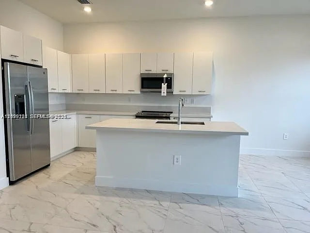 4 bed, 3.0 bath, $6,000 — Photo 2