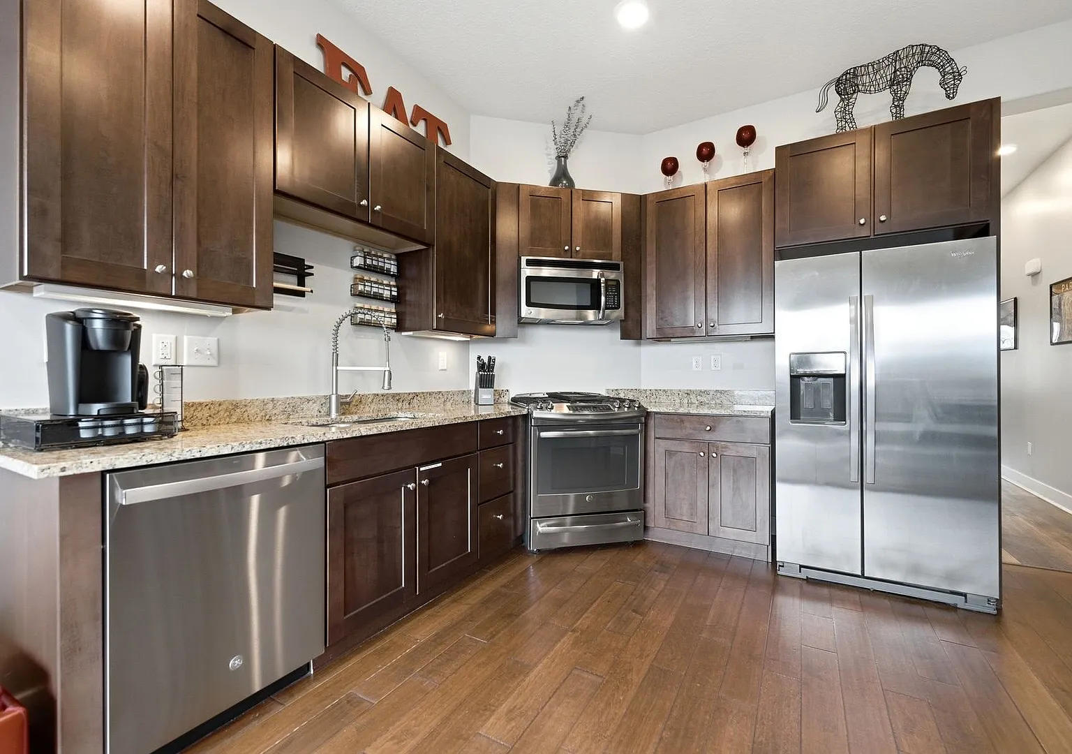 Fully Furnished Newpark Townhome - 1 car Garage - 6 Months up to 1 Year Lease — Photo 3