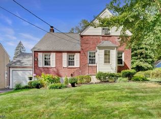 34 Mount Pleasant Pkwy, Livingston, NJ 07039