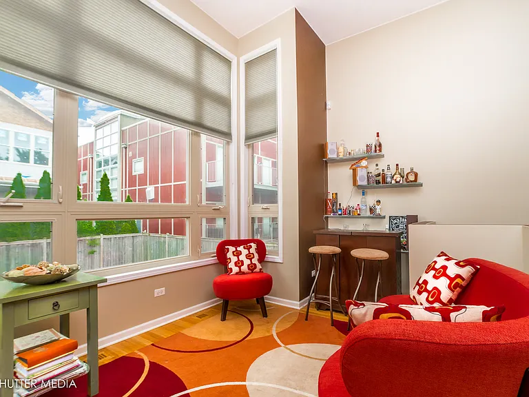 4251 W Montrose Ave #4251 — Photo 4