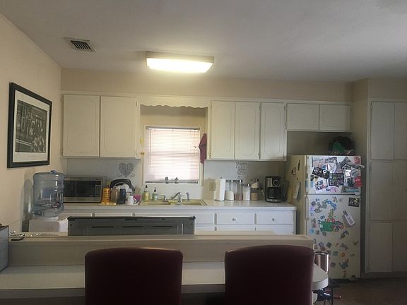 Kitchen with bar 
