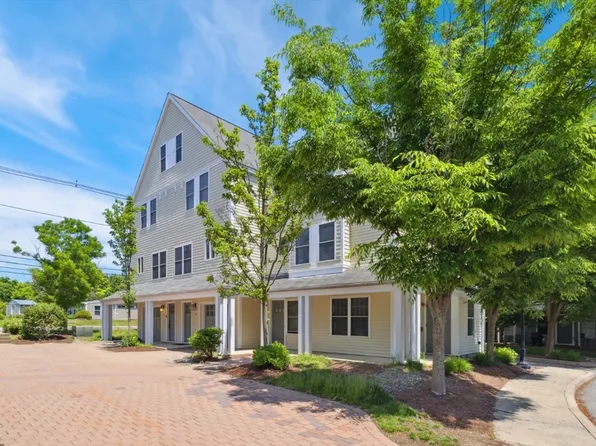 400 Cross St Unit 201, Winchester, MA 01890