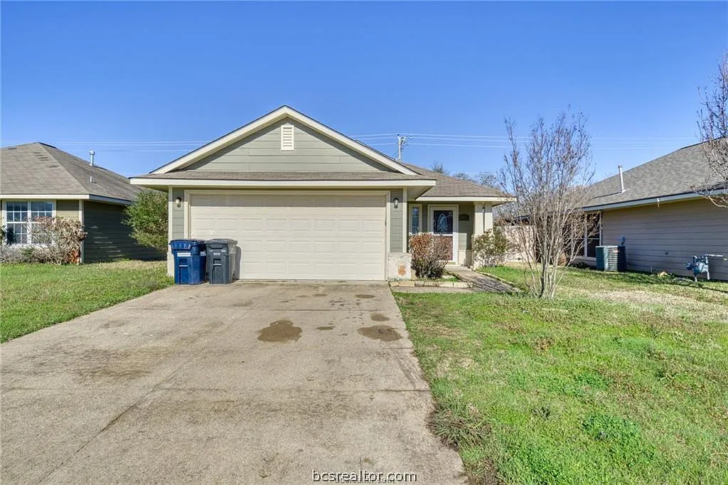 3 bed, 1182 sqft, $1,900 — Photo 1