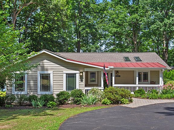 3rd image of 322 Lake Caroline Dr