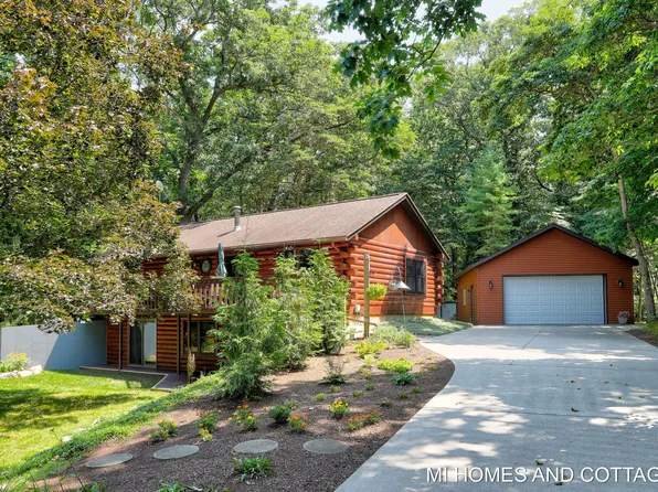 3225 Silver Acres Dr, Saugatuck, MI 49453
