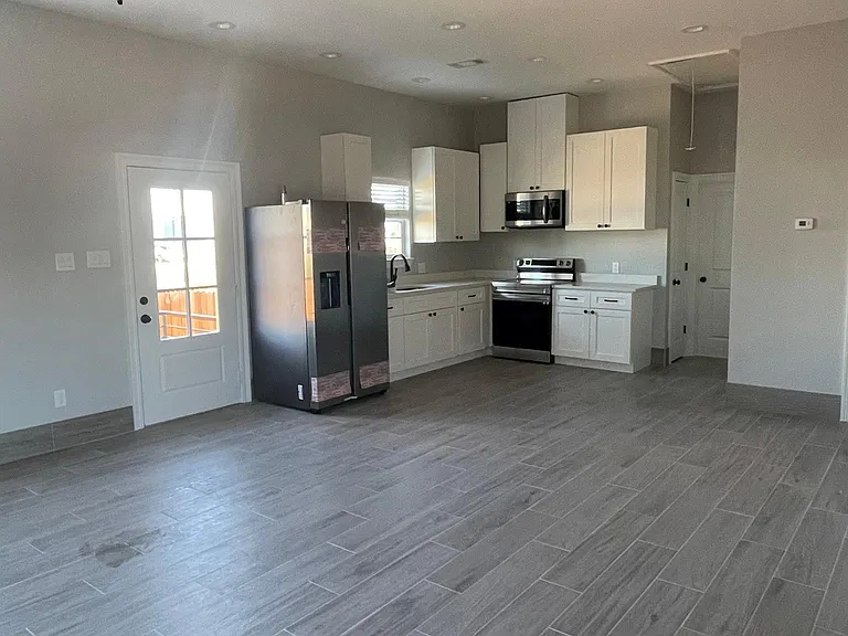 505 Pierre St — Photo 2