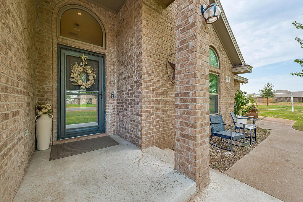 4 bed, 2.0 bath, 1784 sqft, $3,500 — Photo 2