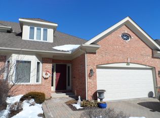 831 Pinegrove Ct, Wheaton, IL 60187