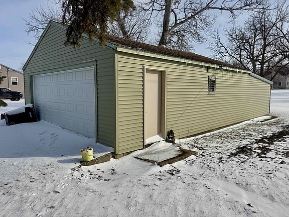 3rd image of 911 Maple Ave