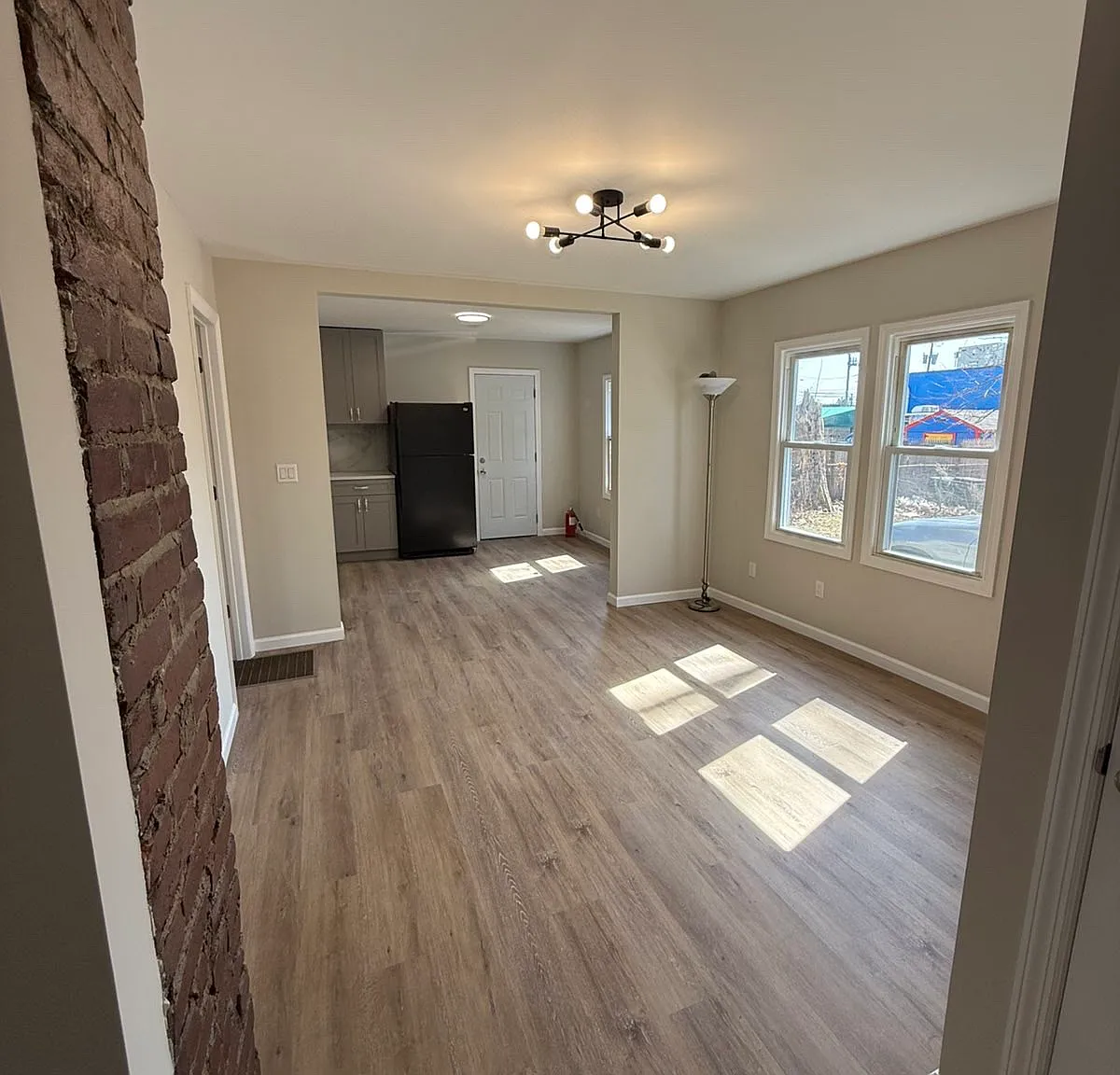 3 bed, 1000 sqft, $3,200 — Photo 3