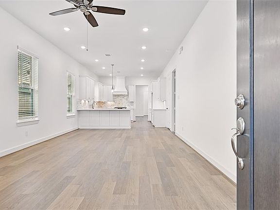 3rd image of 2516 S Grand Avenue