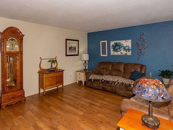 3rd image of 1527 Garden St