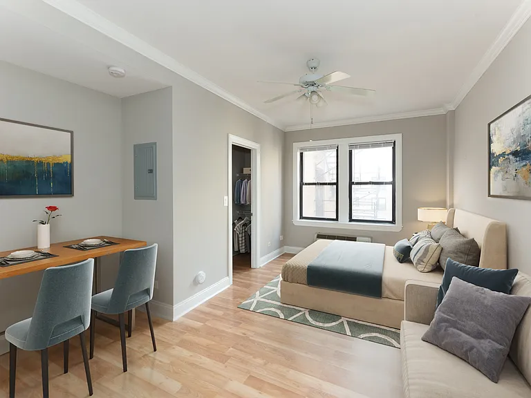 211 E. Delaware — Photo 14