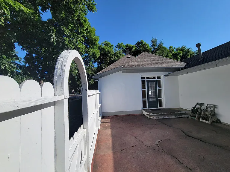 629 W Oak St — Photo 10