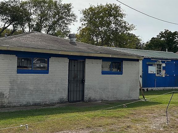 3rd image of 908 Main St