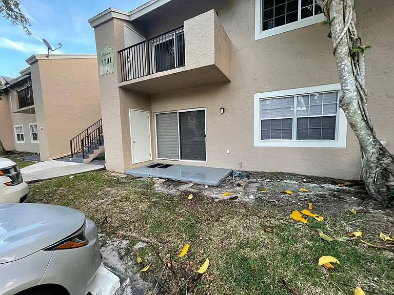 1701 NW 96th Ter #F — Photo 36
