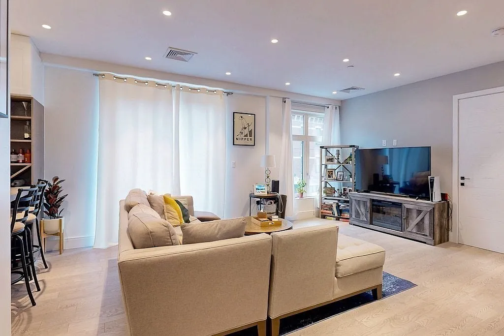 2 bed, 2.0 bath, 983 sqft, $5,500 — Photo 1