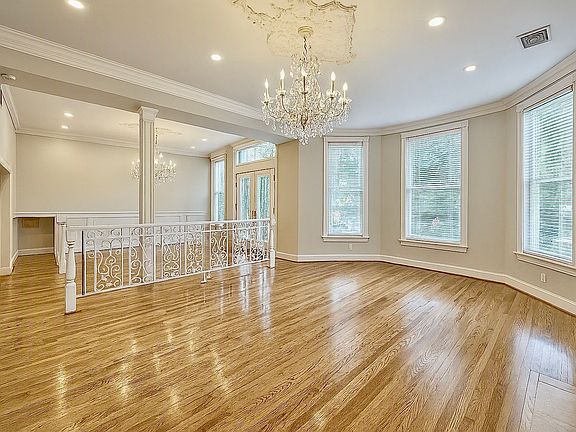 3rd image of 341 Beacon St APT 2F