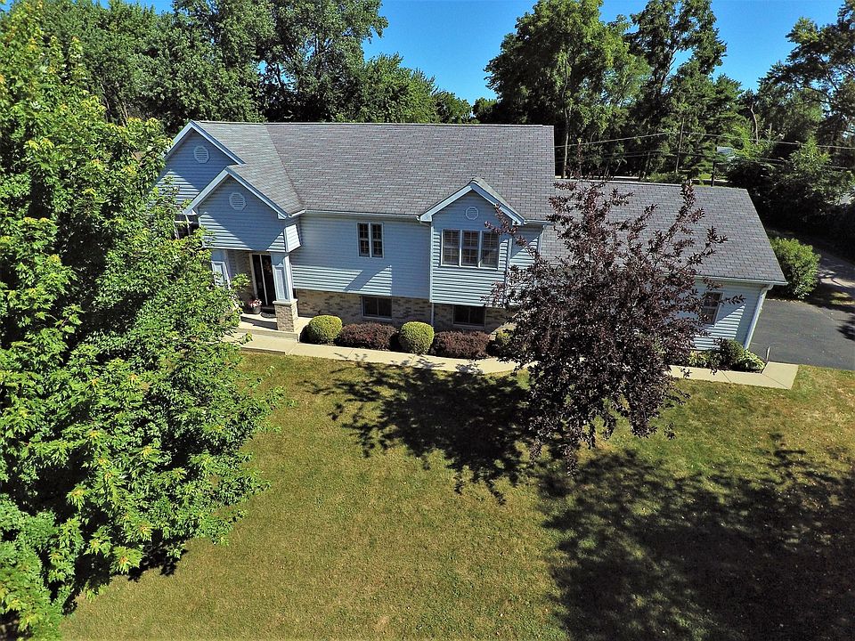 1st image of 302 E Shorewood Dr