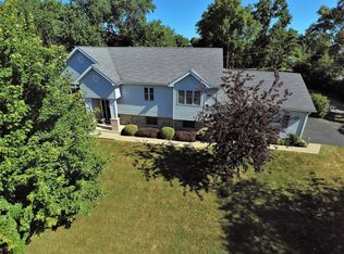 302 E Shorewood Dr, Round Lake Beach, IL