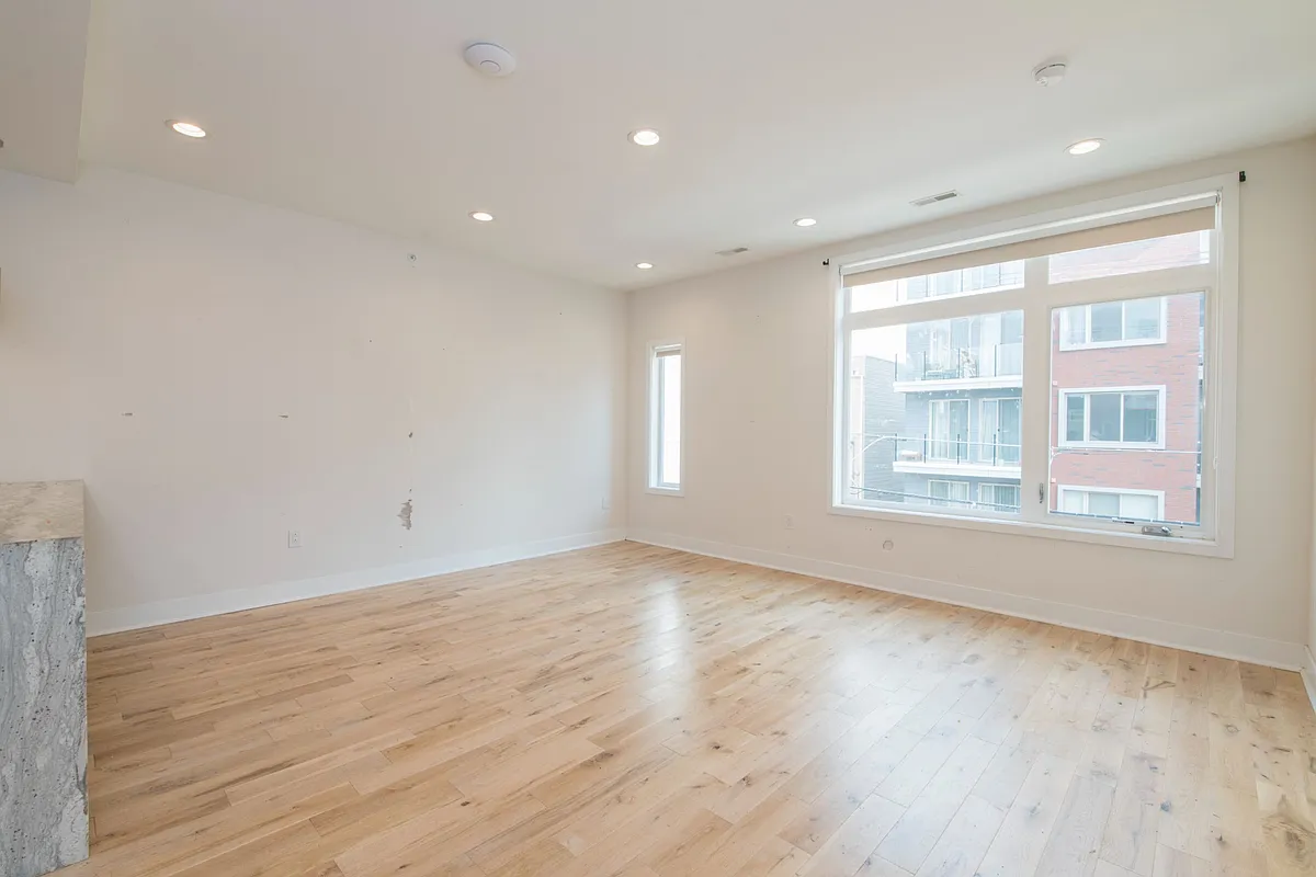 Building Photo - 1628 Poplar St #33