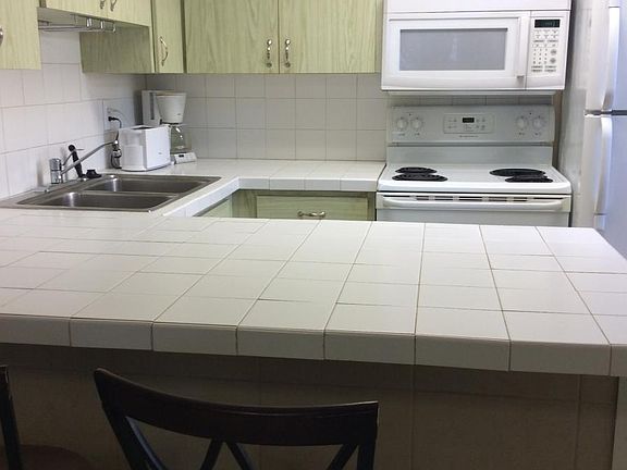 4th image of 240 Harbor Dr S APT 1