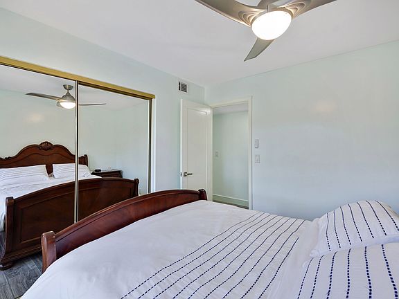 2nd bedroom has a queen size bed