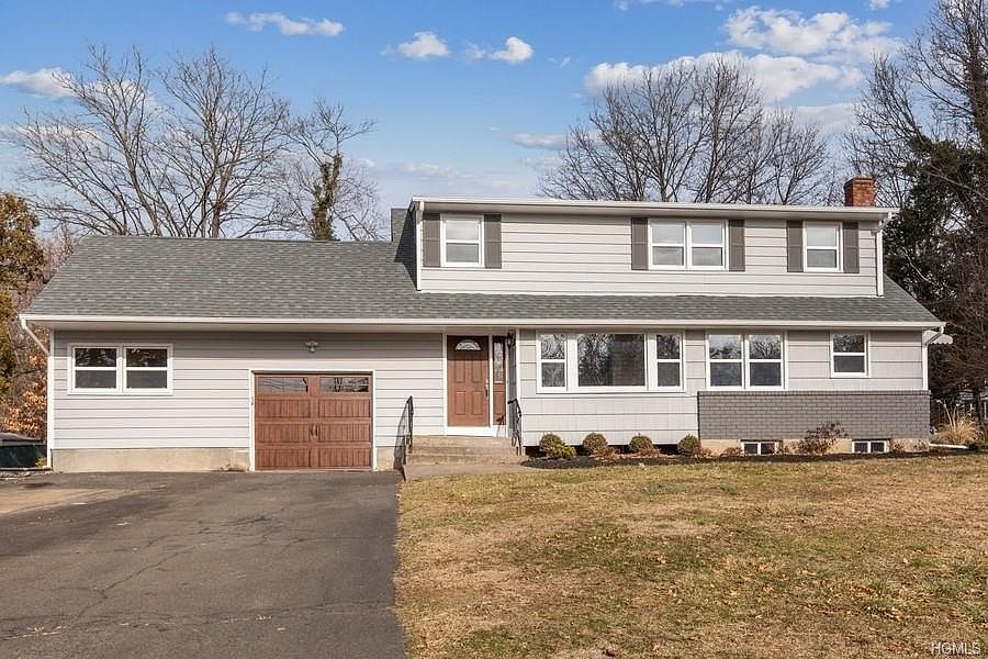 1st image of 12 Surrey Ct