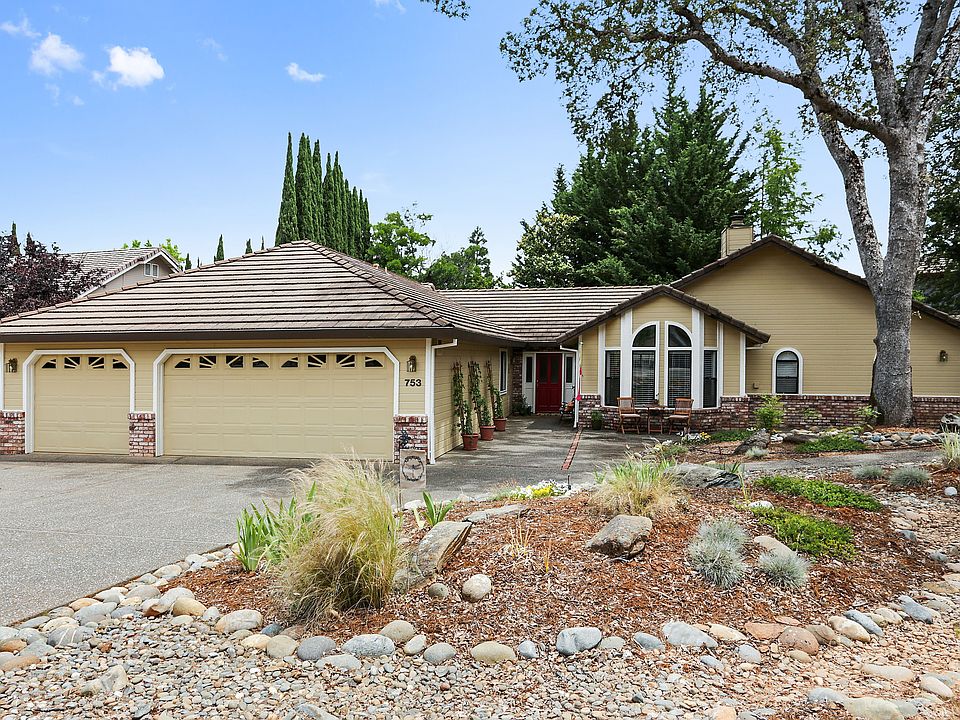 1st image of 753 Oak Crest Cir