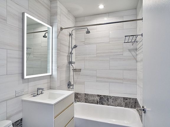 3rd image of 1 Columbus Pl APT S7e