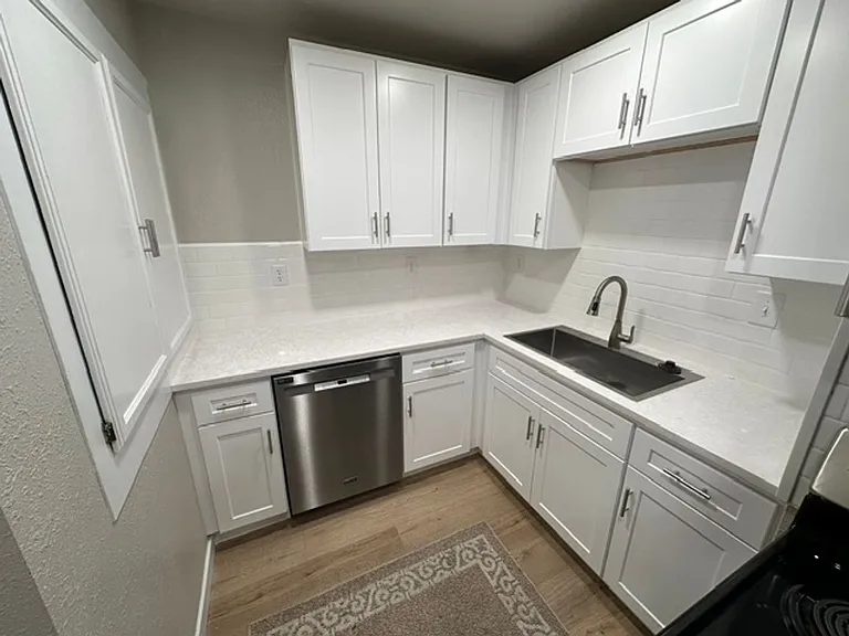 227 S 6th St — Photo 12