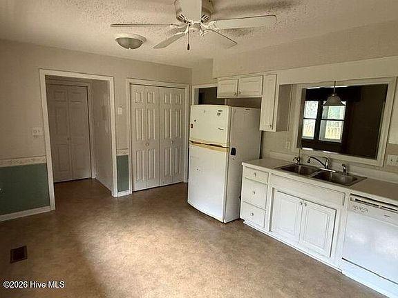3rd image of 104 Knollwood Court