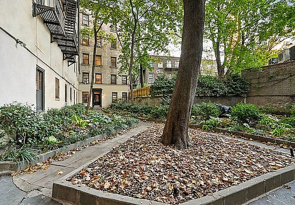 4th image of 30 Greenwich St #2B