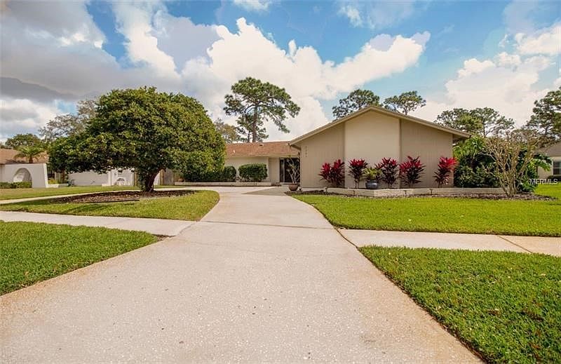 View of this fabulous Rutenberg home in quaint Countryside.