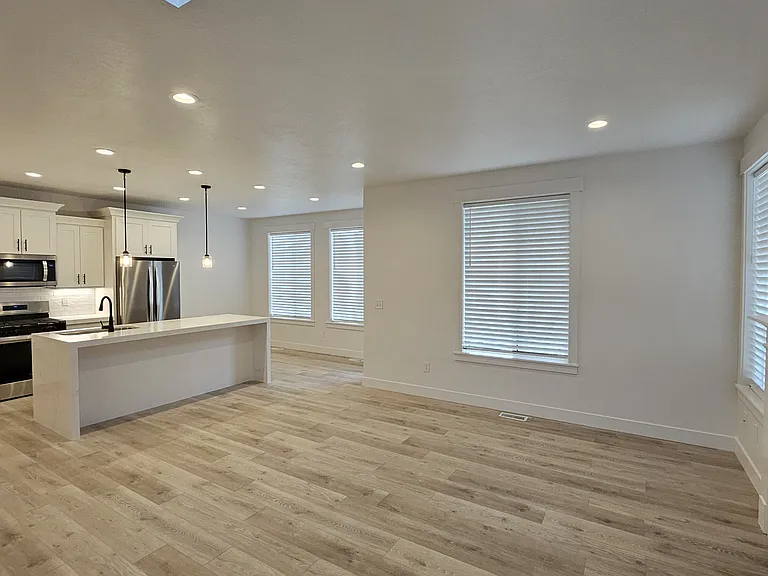 636 W Cottage Park Ln — Photo 4