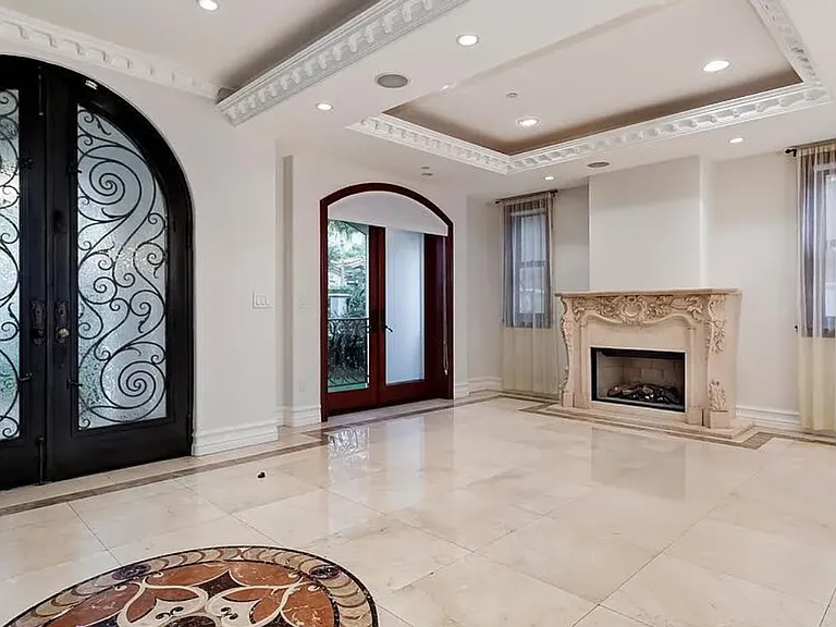 332 S Almont Dr — Photo 8