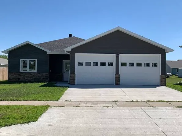 406 11th St NW, Devils Lake, ND 58301