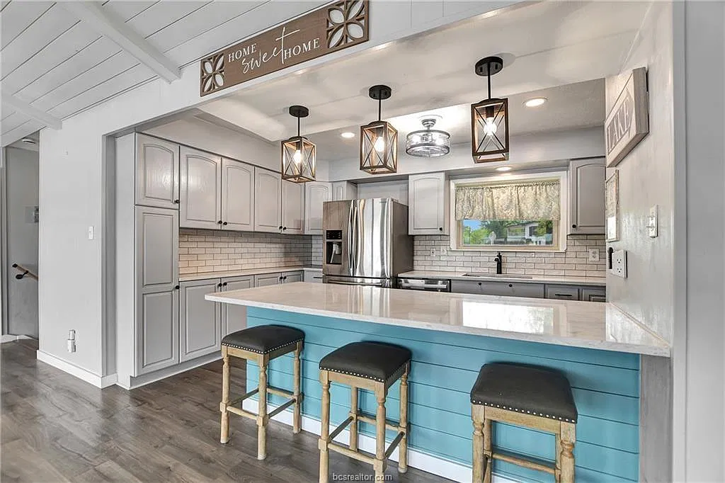 7 bed, 4.0 bath, 3006 sqft, $3,000 — Photo 4