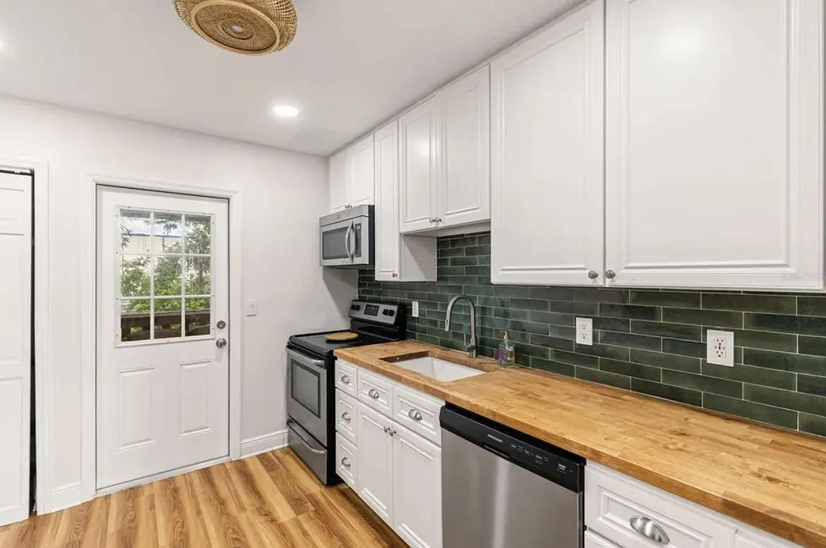 2 bed, 872 sqft, $2,000 — Photo 2