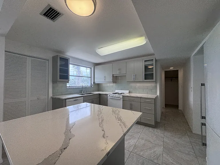306 Parkside Dr — Photo 11