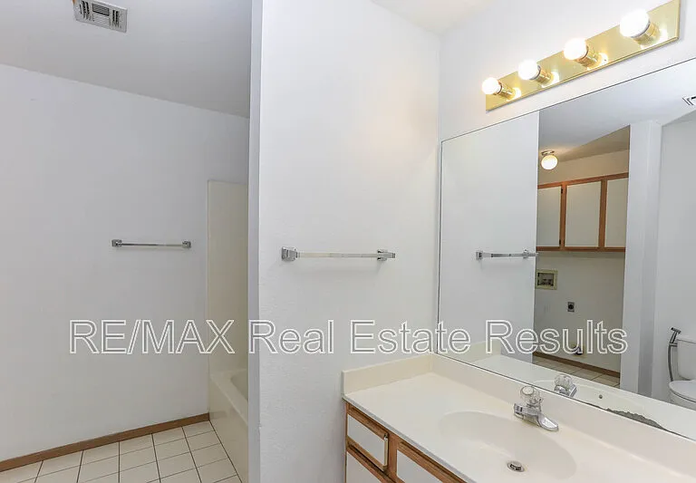 2219 W Roselawn St — Photo 21