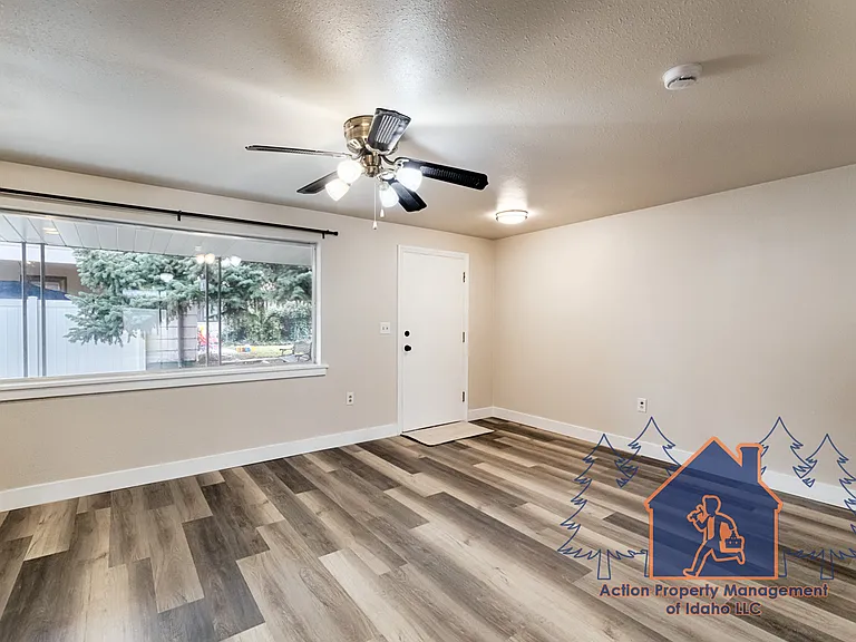 1013 W Willow Ave — Photo 4