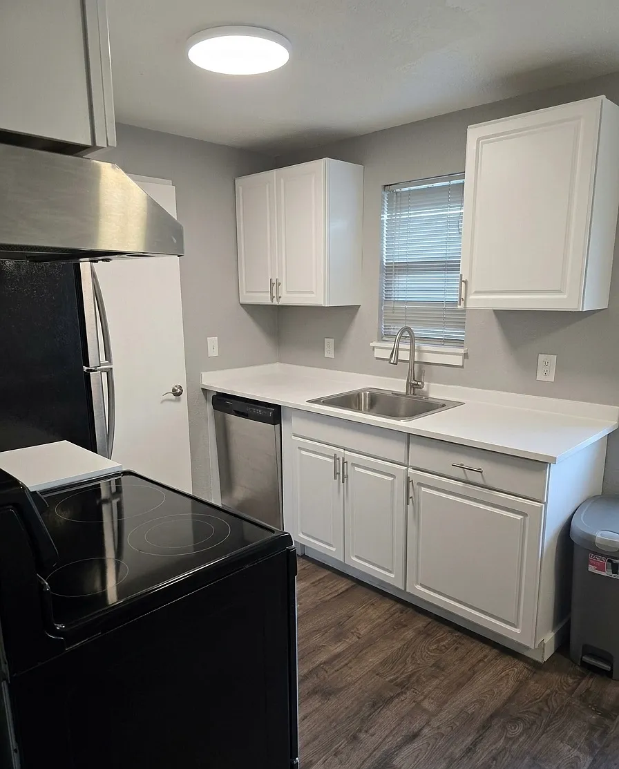 2 bed, 830 sqft, $1,990 — Photo 3