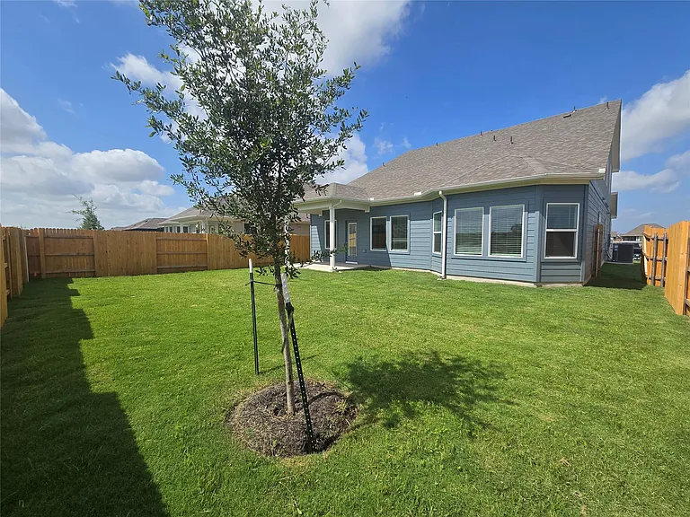 715 Universal Dr — Photo 38
