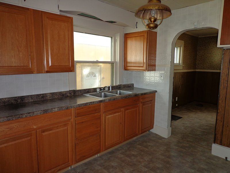 2nd image of 838 Congress St