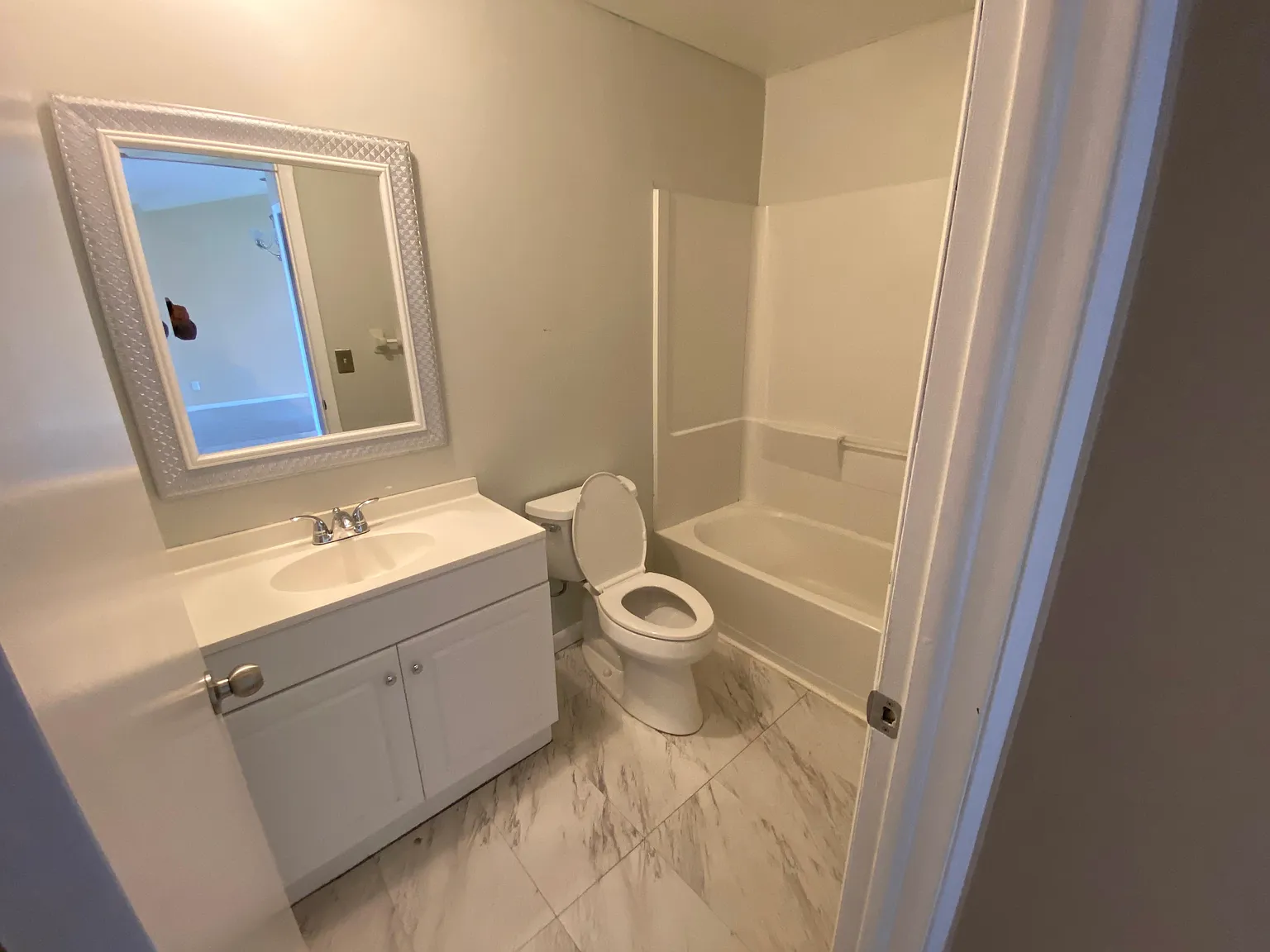 1302 Derbyshire Ct — Photo 3