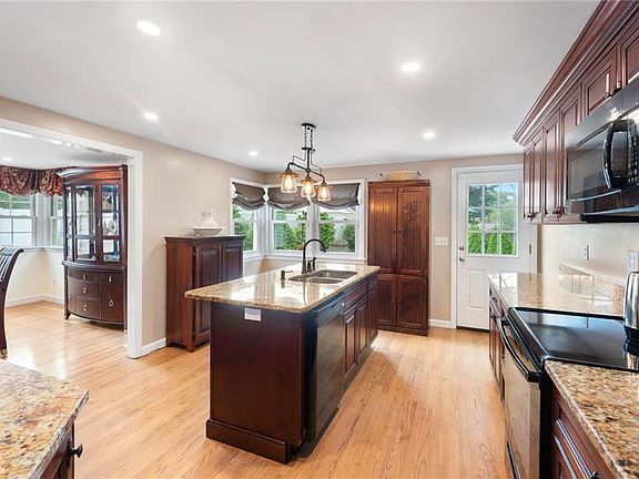 4th image of 110 Sweetbriar Dr