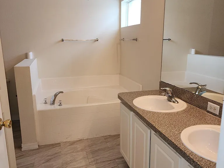 142 Sweet Bay St — Photo 9